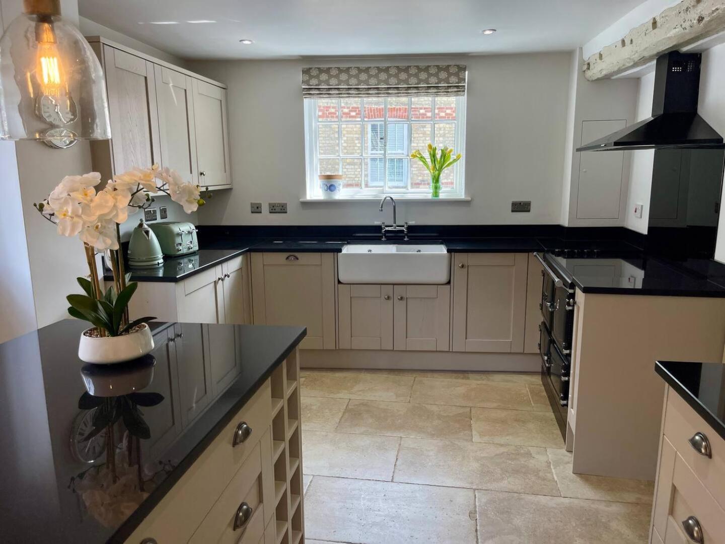 Elegant Oak Beamed House In Pretty Village - Cambridge Homehost Buckden  Exterior foto