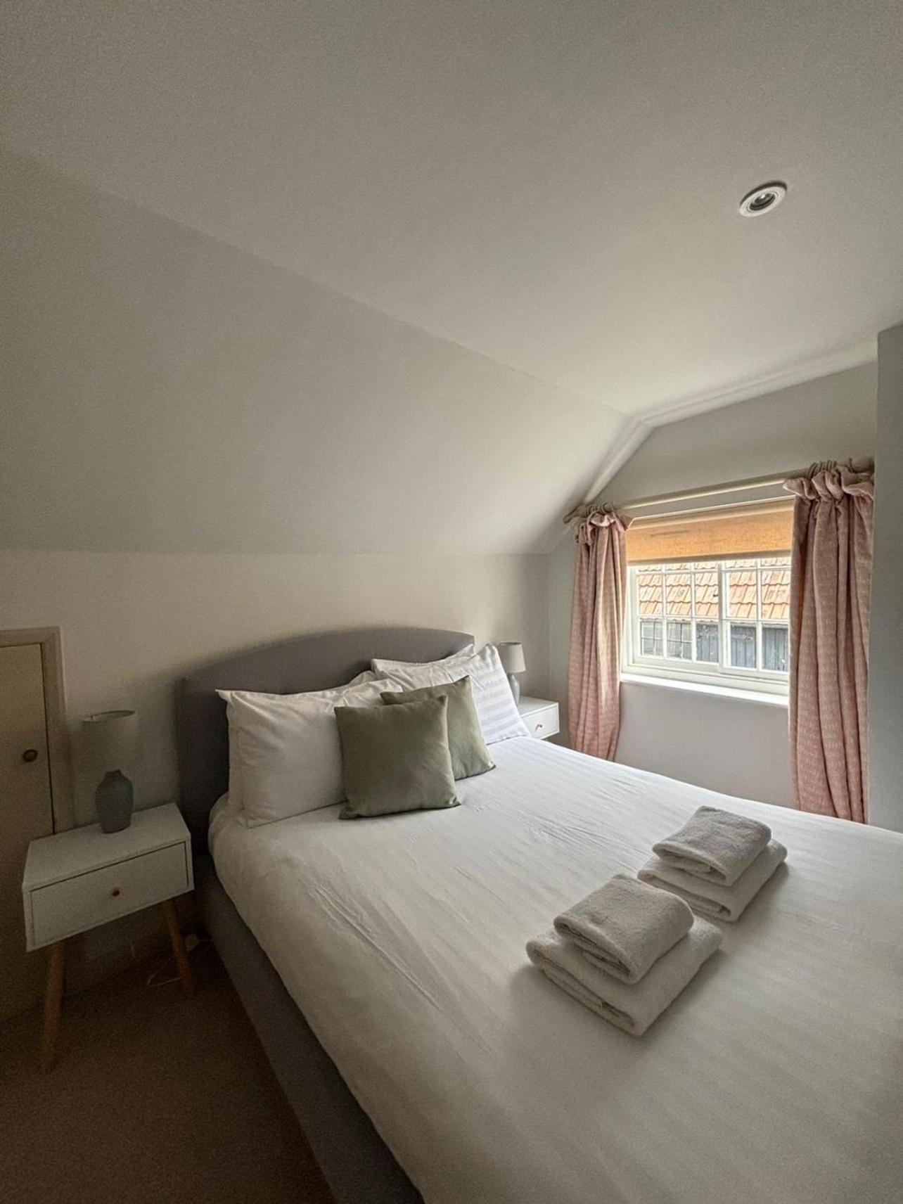 Elegant Oak Beamed House In Pretty Village - Cambridge Homehost Buckden  Exterior foto